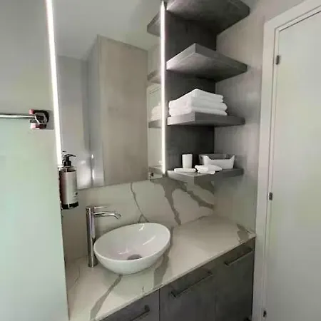 Centre Luxury Renovated Apartment *