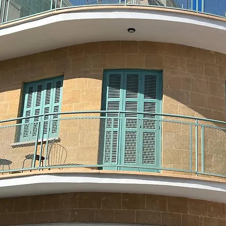 Centre Luxury Renovated Apartment
