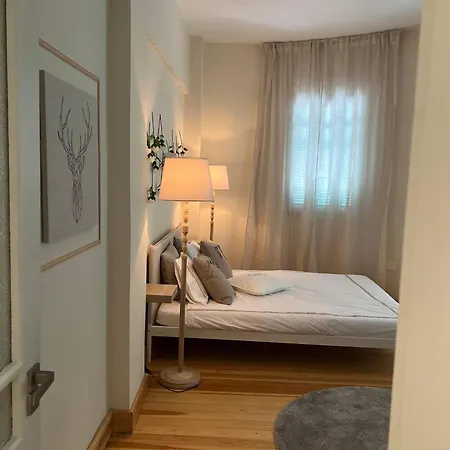 Centre Luxury Renovated Apartment *