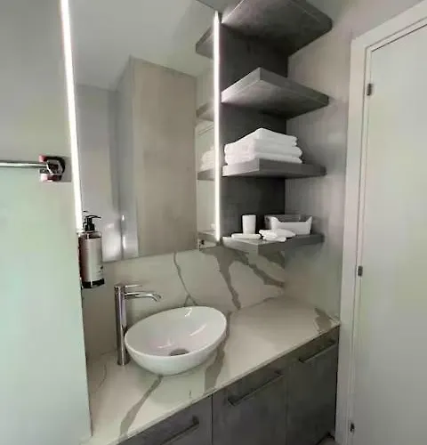 Centre Luxury Renovated 아파트 *