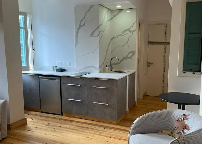 Centre Luxury Renovated 아파트 *